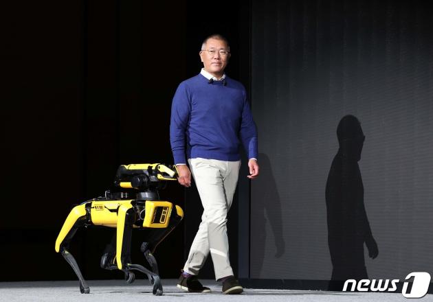 정의선 현대자동차그룹 회장이 세계 최대 전자·가전·정보기술(IT) 전시회인 CES 2022 개막을 하루 앞둔 4일(현지시간) 미국 네바다주 라스베이거스 만달레이 베이에서 열린 현대자동차 프레스 컨퍼런스에 참석해 보스턴 다이내믹스의 4족 보행 로봇 '스팟'과 함께 연단에 오르고 있다. 2021.1.5/뉴스1 ⓒ News1 조태형 기자