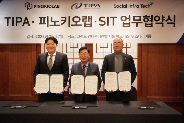 (왼쪽부터) 피노키오랩 조용석 대표, TIPA 정남기 회장, 소셜인프라테크 김종현 대표. (사진 제공=소셜인프라테크)