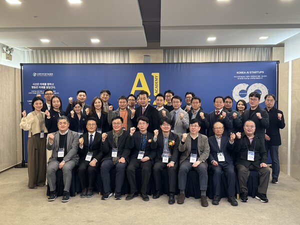 사진설명 앞줄 좌로부터 네번째가 김현철 한국인공지능협회장, 엄열 과기정통부 국장이 AI CEO 아카데미 참가자들과 기념촬영에 나섰다.