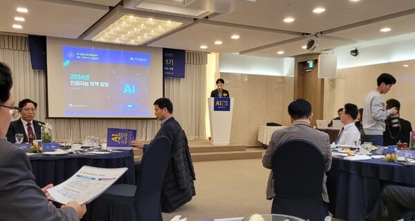 엄열 과학기술정보통신부 국장은 27일 오후 7시 한국인공지능협회가 프레지던트호텔에 마련한 'AI CEO 아카데미 개강식' 초청 연사로 참석, '올해 인공지능 정책 방향' 주제 발표를 했다.