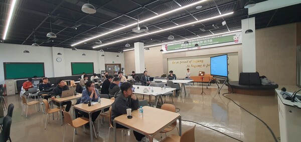 지난 11월 21일(금) 오후 2시, 서강대학교 다산관 다락방 103호에서 열린 생성형 AI 최신동향 워크숍 개최 장면.